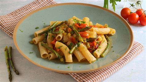 Pasta con asparagi e pomodorini