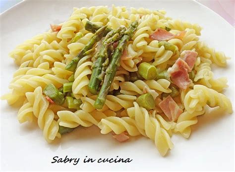 Pasta con asparagi e prosciutto crudo