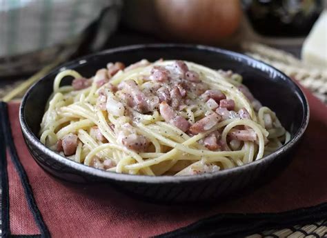 Pasta con bacon croccante