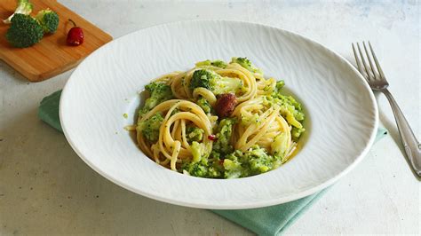 Pasta con broccoli e acciughe