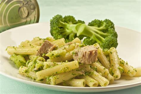 Pasta con broccoli e tonno