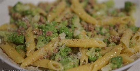 Pasta con broccolo romanesco e salsiccia