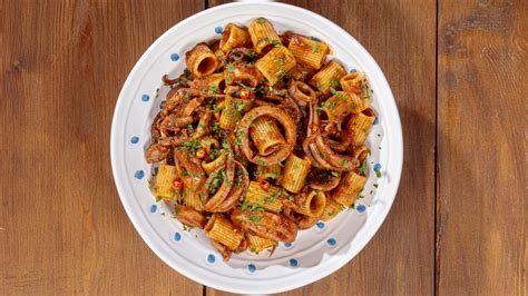 Pasta con calamari, totani e polpetti