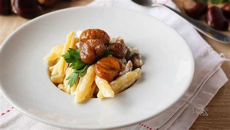 Pasta con castagne e salsiccia