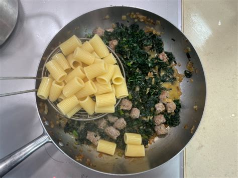 Pasta con cavolo nero e salsiccia