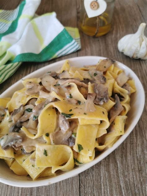 Pasta con crema ai funghi