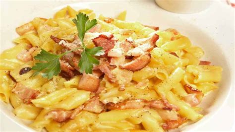 Pasta con crema di patate e pancetta