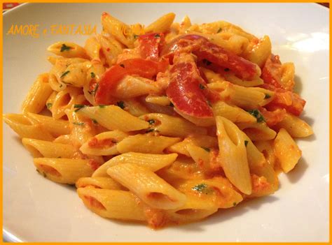 Pasta con crema di peperoni e tonno