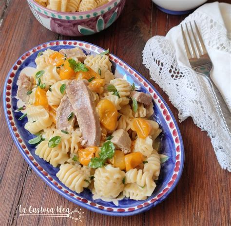 Pasta con datterini gialli e tonno