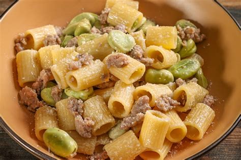 Pasta con fave e salsiccia