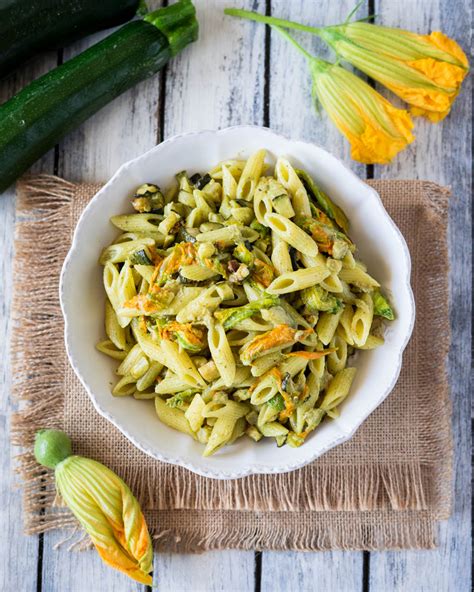 Pasta con fiori di zucca e gamberetti