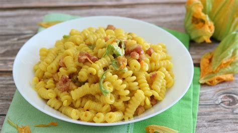 Pasta con fiori di zucca e guanciale