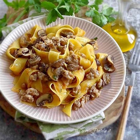 Pasta con funghi, salsiccia e provola