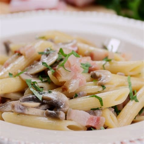 Pasta con funghi e pancetta