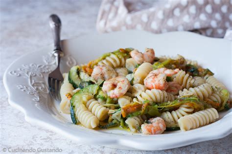 Pasta con gamberi e fiori di zucca