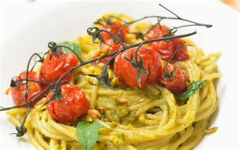 Pasta con granella di pistacchio e pomodorini