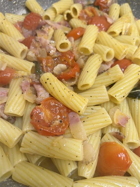Pasta con guanciale, pesto e pomodorini