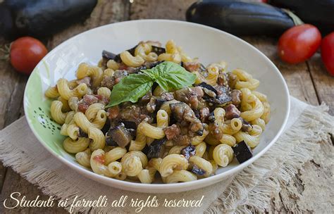 Pasta con melanzane a cubetti