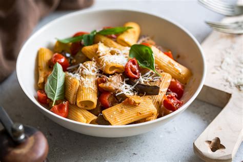 Pasta con melanzane e pomodorini