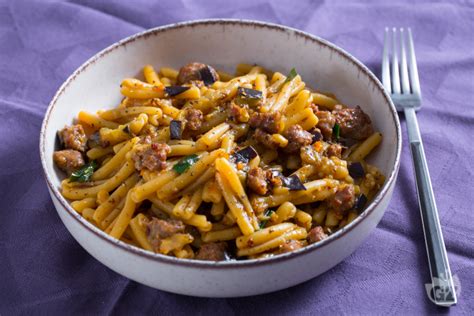 Pasta con melanzane e salsiccia