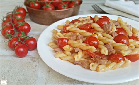 Pasta con pancetta e pomodoro