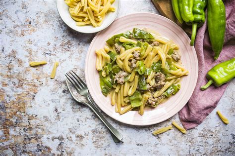 Pasta con peperoncini verdi e salsiccia