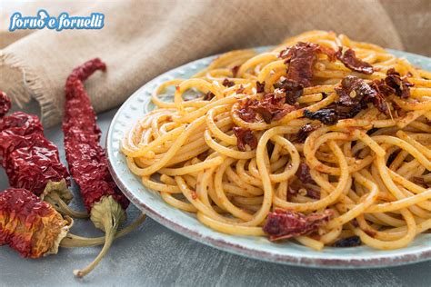 Pasta con peperoni cruschi