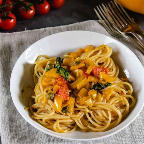 Pasta con peperoni e acciughe