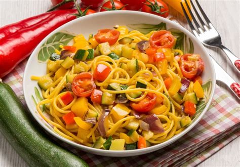 Pasta con peperoni e pomodorini