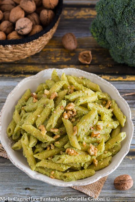 Pasta con pesto di broccoli e pomodorini confit