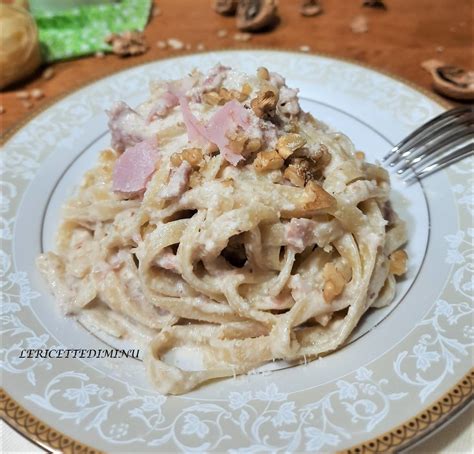 Pasta con pesto di noci e prosciutto