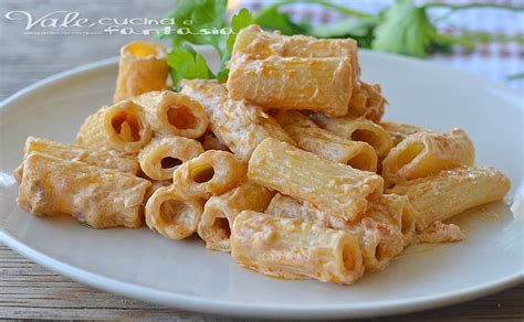 Pasta con pesto di pomodori secchi e tonno