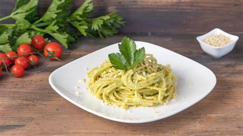 Pasta con pesto di sedano