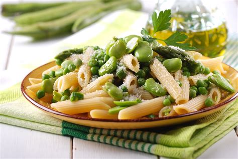 Pasta con pesto e fave