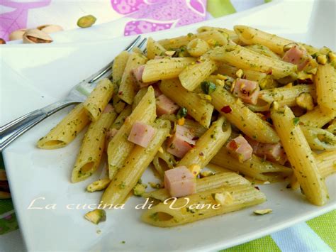 Pasta con pesto e prosciutto