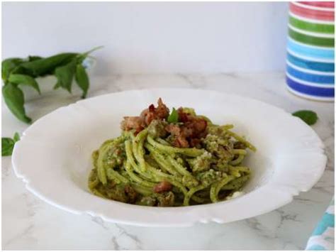 Pasta con pesto e salsiccia
