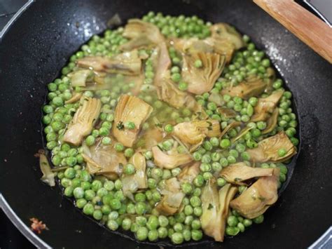 Pasta con piselli e carciofi in padella