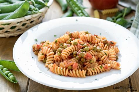 Pasta con piselli e pomodoro