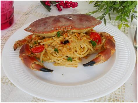 Pasta con polpa di granchio e pomodorini