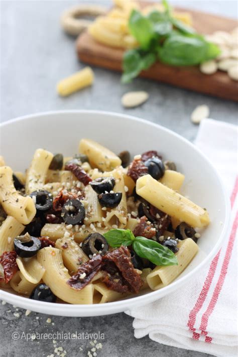 Pasta con pomodorini, olive e pomodori secchi