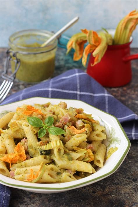 Pasta con pomodorini, pancetta e fiori di zucca