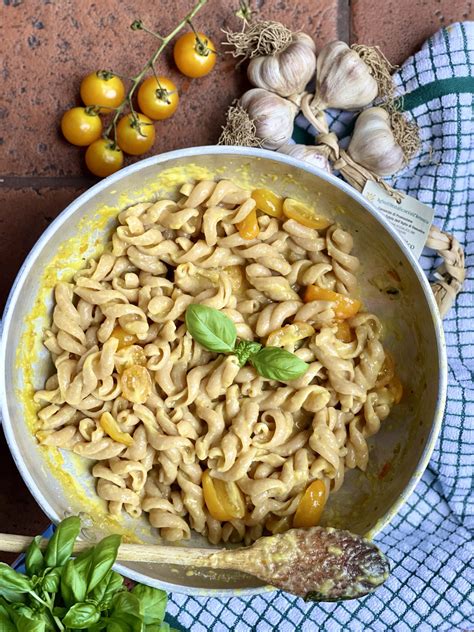 Pasta con pomodorini gialli e basilico
