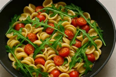 Pasta con rucola, pomodorini e olive