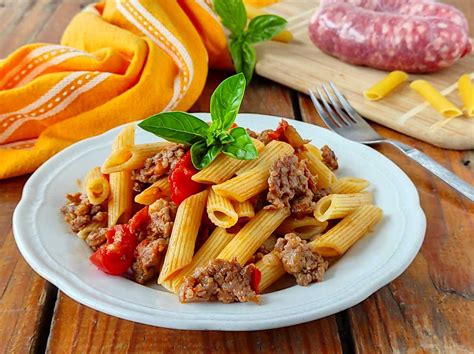 Pasta con salsiccia, carote e sedano