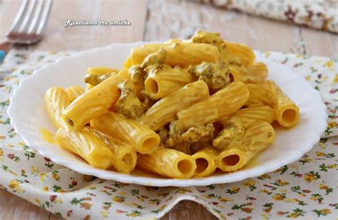 Pasta con salsiccia, panna e zafferano