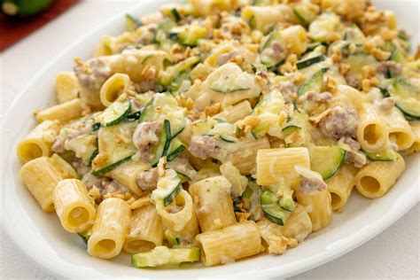 Pasta con salsiccia, panna e zucchine