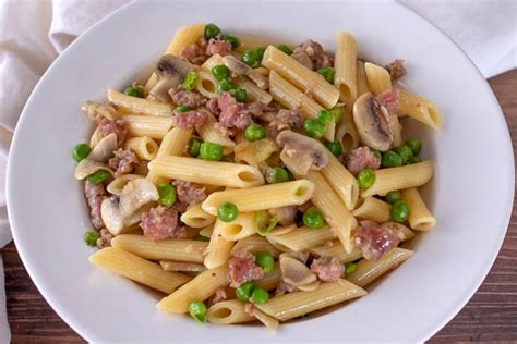 Pasta con salsiccia, piselli e funghi
