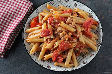 Pasta con salsiccia, pomodorini e Philadelphia
