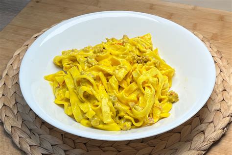 Pasta con salsiccia, zafferano e piselli