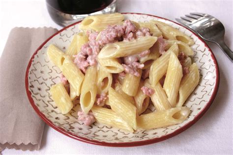 Pasta con salsiccia bianca